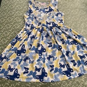 I’m selling a really Cute kids dress. With a cute color combo! 💙💛🤍